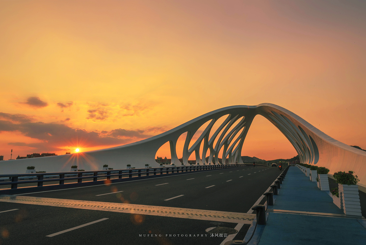 青岛珊瑚贝大桥日落时分
