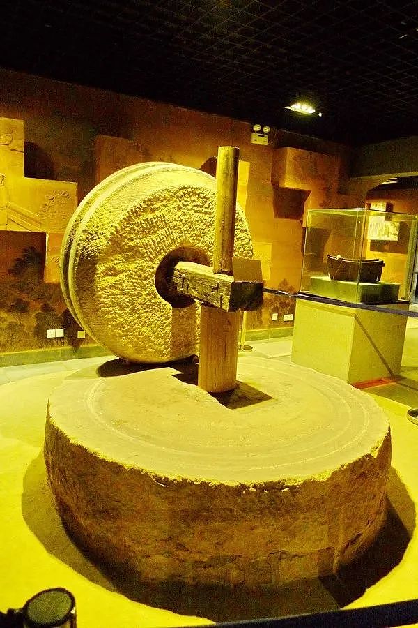 石磨  4000多年以前,人们发明了一种称之为"杵臼"的碾米工具.