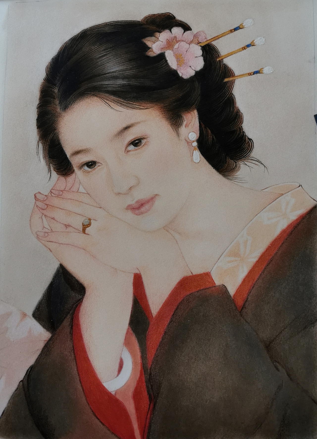 用金色水彩颜料画出饰品(头饰和戒指),在深色外套上用红色色粉小面积