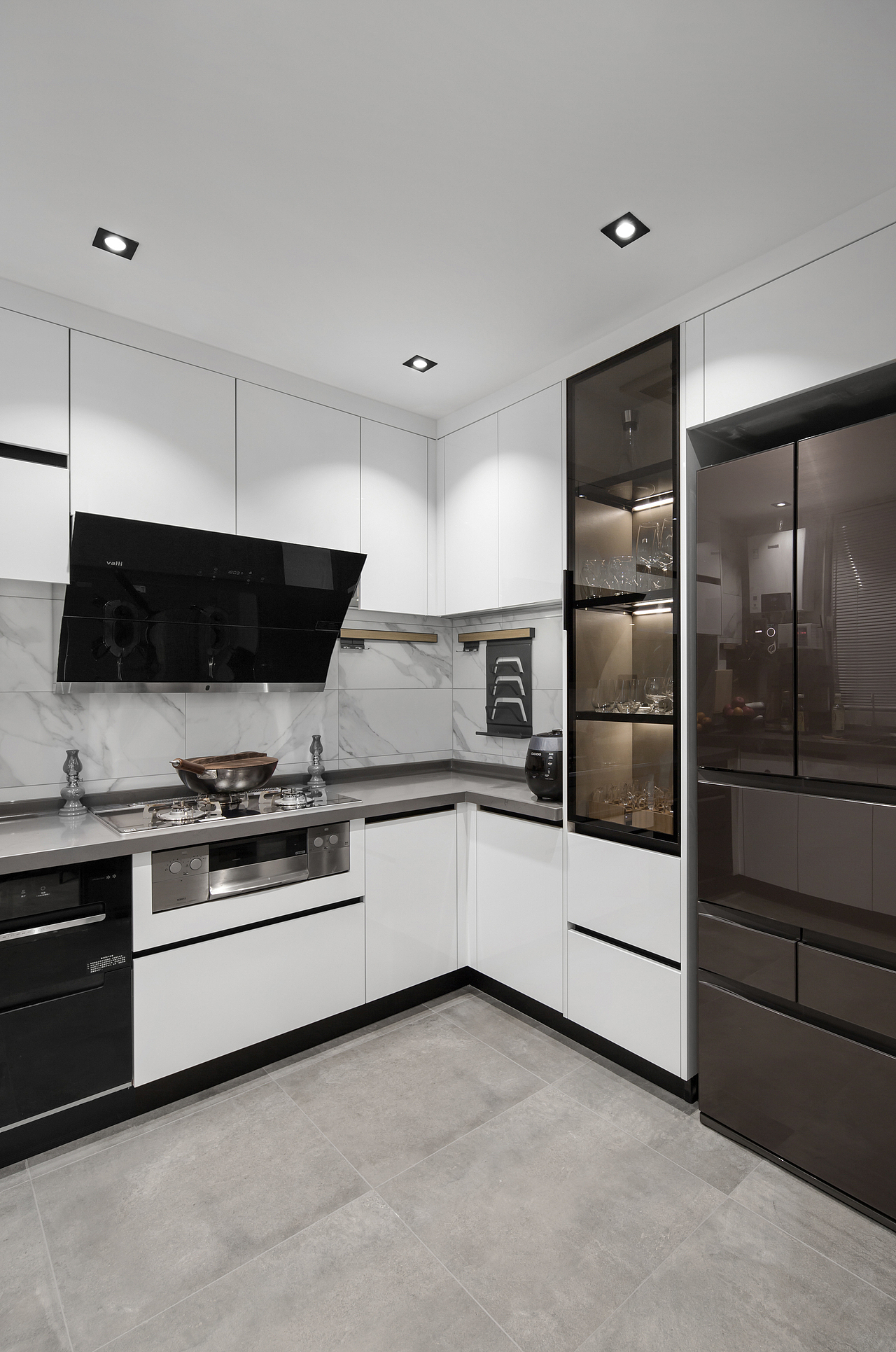 但厨房的电器,餐具,厨具等种类繁多,所以在设计时就更需要注意细节上