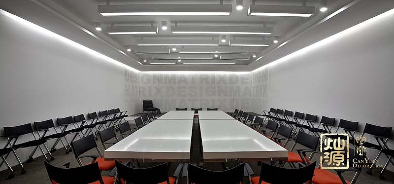 南宁办公室设计之会议室简洁明朗，条形会议桌，墙面英文彩绘墙漆，搭配红黑相间的凳子，将整个会议室时尚感明显提升。