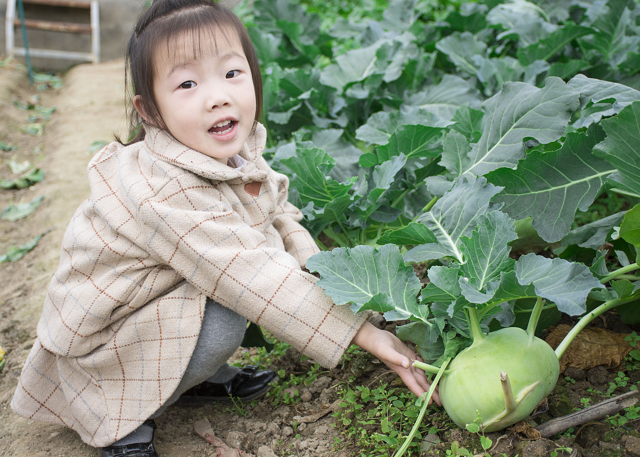 菜园里的小可爱——抓拍邻居家的小女孩