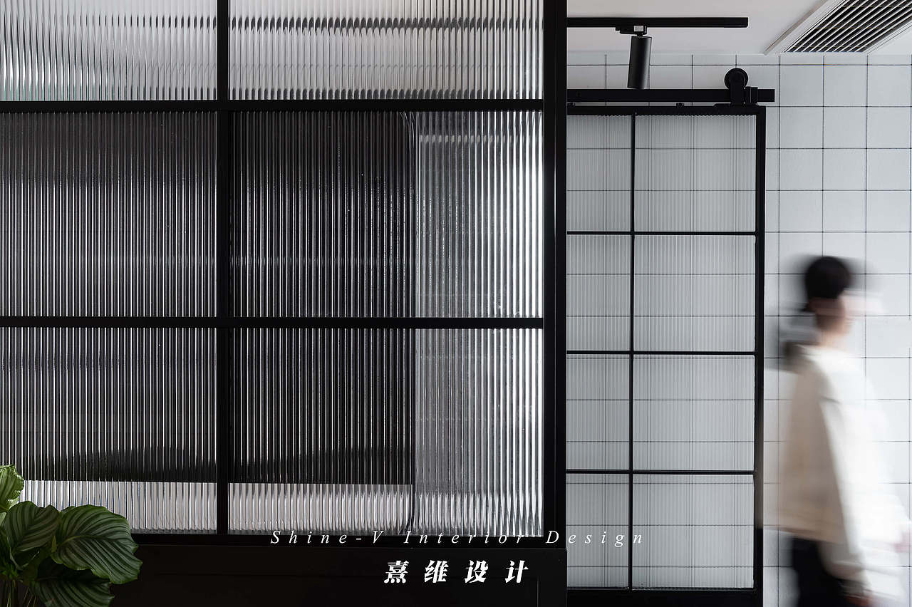 ▲延伸的墙体成为餐厅的背景墙,也是卫生间干区的一部分,上半部分长虹玻璃的设计只隔绝入户处的视线,不隔绝光线,又显出隐绰之美。