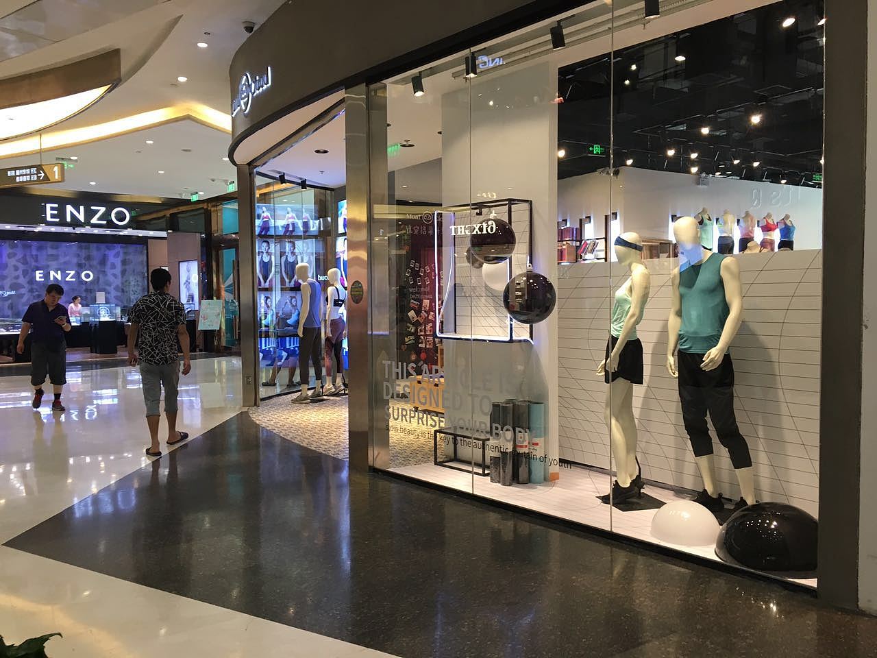 运动品牌橱窗设计