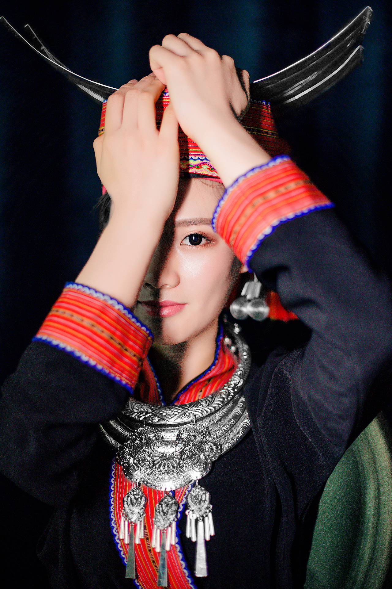 阿妹说要拍一组瑶族服饰（图ZMjMzNTE4ODg0） - 人像摄影 - 站酷设计师摄影师米玄原创素材 - 站酷ZCOOL