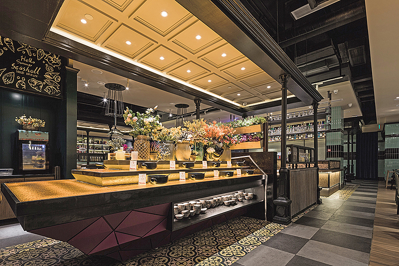 灯光采用柔和的暖色调,细碎的洒在姿态各异的鲜花之上,并完美地融合在一起,犹如泥土中含苞待放的花朵,仿佛赋予了它们新生命。