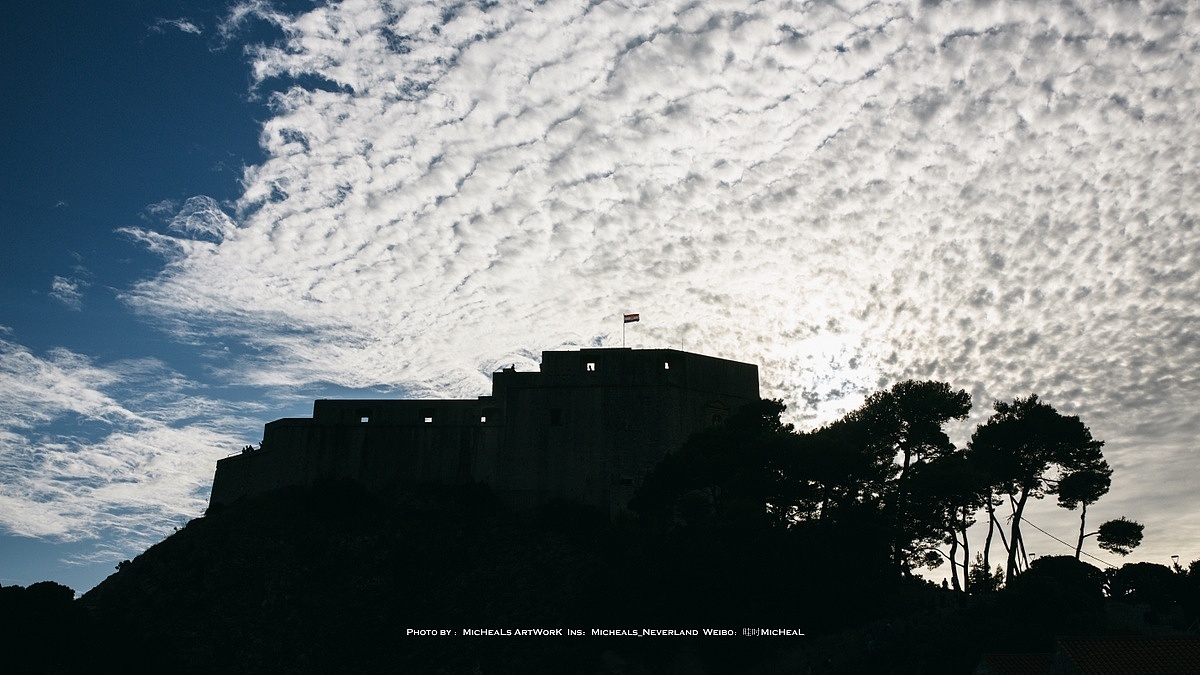 洛夫利亚纳克城堡还是很帅的~来了千万别错过~！在看历史时好多资料让人觉得乏味，但是有一部分我非常佩服~就是拉古萨共和国在1272年就建立了自己的法规，包括城市规划以及检疫条例，1301年引入医疗服务，1317年开设了第一家药房运营至今，1418年废除奴隶交易，1432年开设孤儿院，1438年由那不勒斯工程建筑师欧弗瑞欧（Onofrio）建造了一个20公里的供水系统来代替蓄水池，当时所处的还是中世纪时代，所以这一系列现代感十足的操作可谓了不起~！这或许也是这座城能一直延续下来的一大因素吧！
