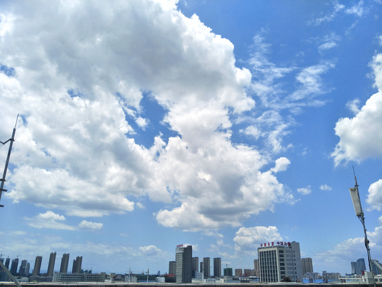 【手机摄影】城市中的蓝天白云