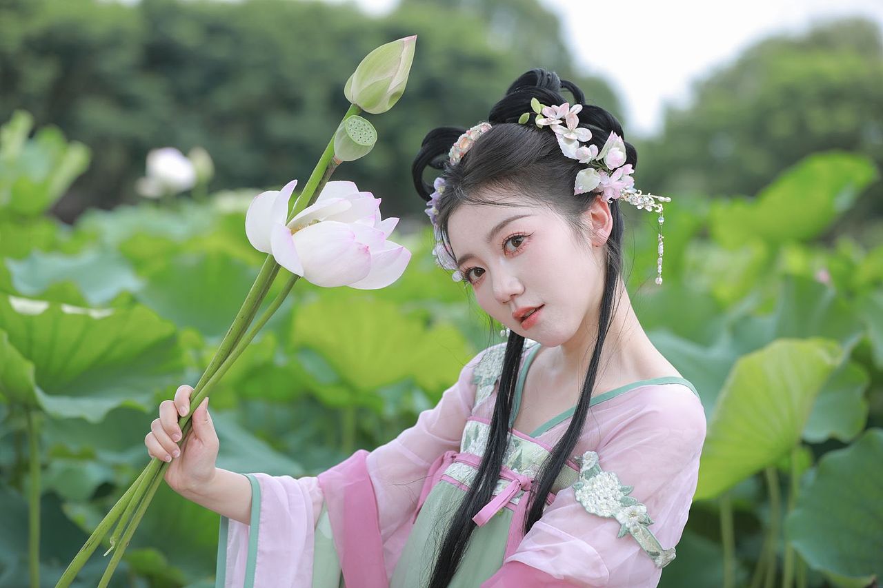 荷叶罗裙一色裁，芙蓉向脸两边开