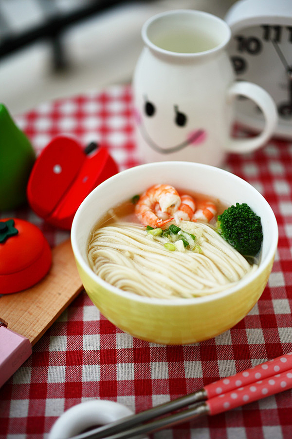 虾仁儿童面 br>【时间】:20-25分钟 br>【材料】 br>面条, 鲜虾,姜蒜