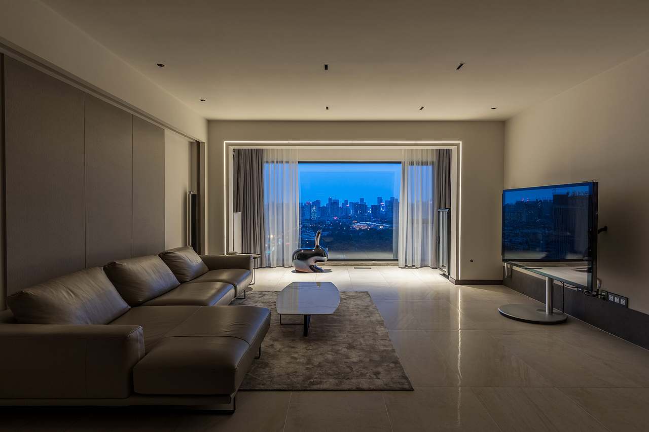 “灯火”一直是听起来就很温暖的词,黑夜里家中温柔的光线可以让在外的疲惫化为舒适放松。一个灯光布置好的房间,才能尽显港湾的色彩。