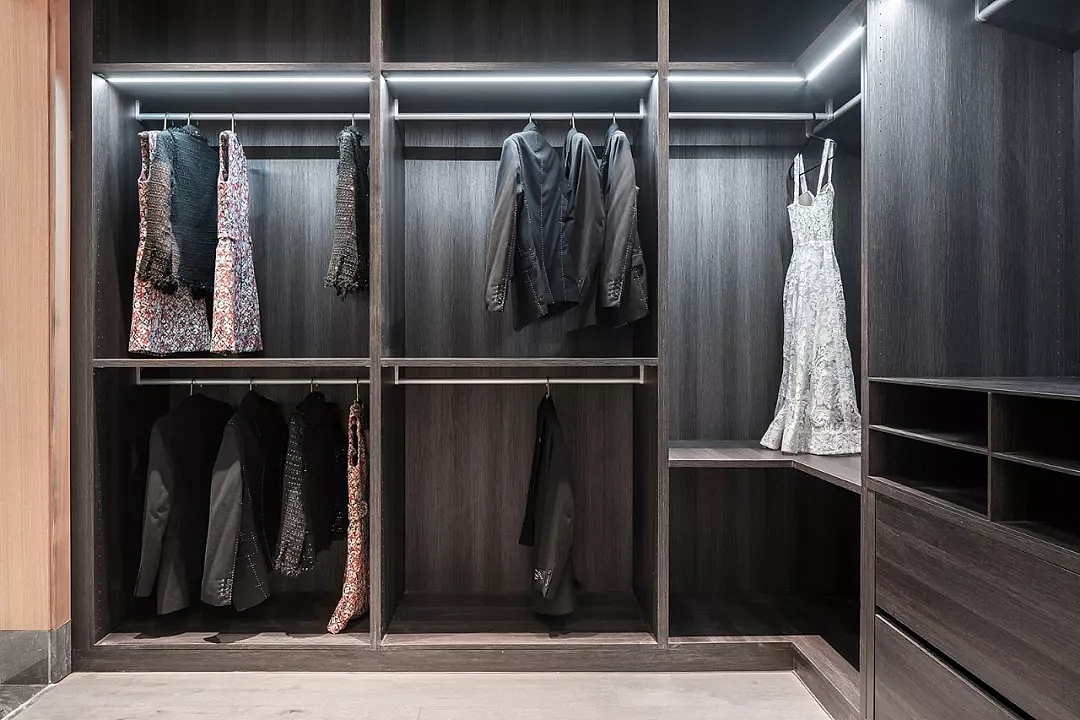 一家四口的现代轻奢风，350平复式装修，不张扬不浮夸---主卧衣帽间