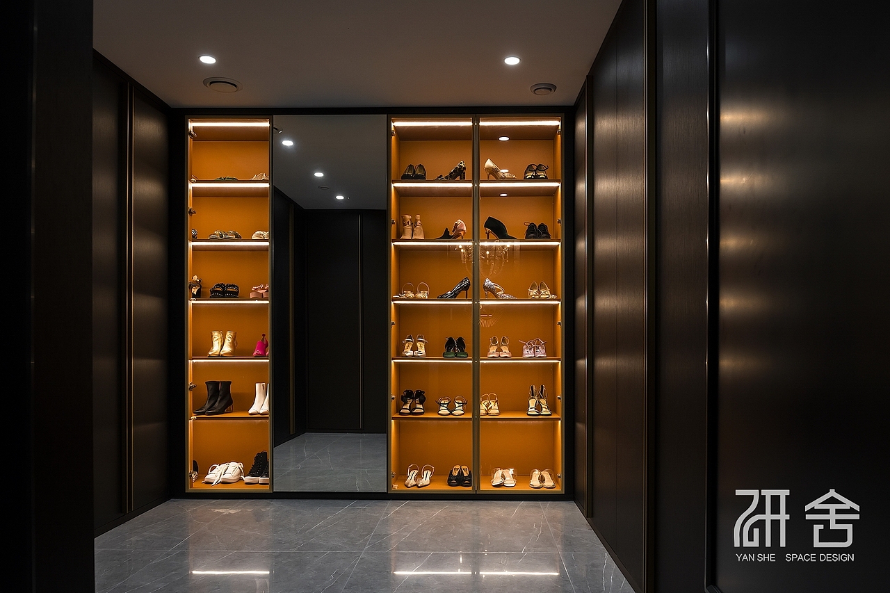 鞋帽间 br>深色木作柜作为整体的收纳主体 br>玻璃柜门拉伸了整体空间