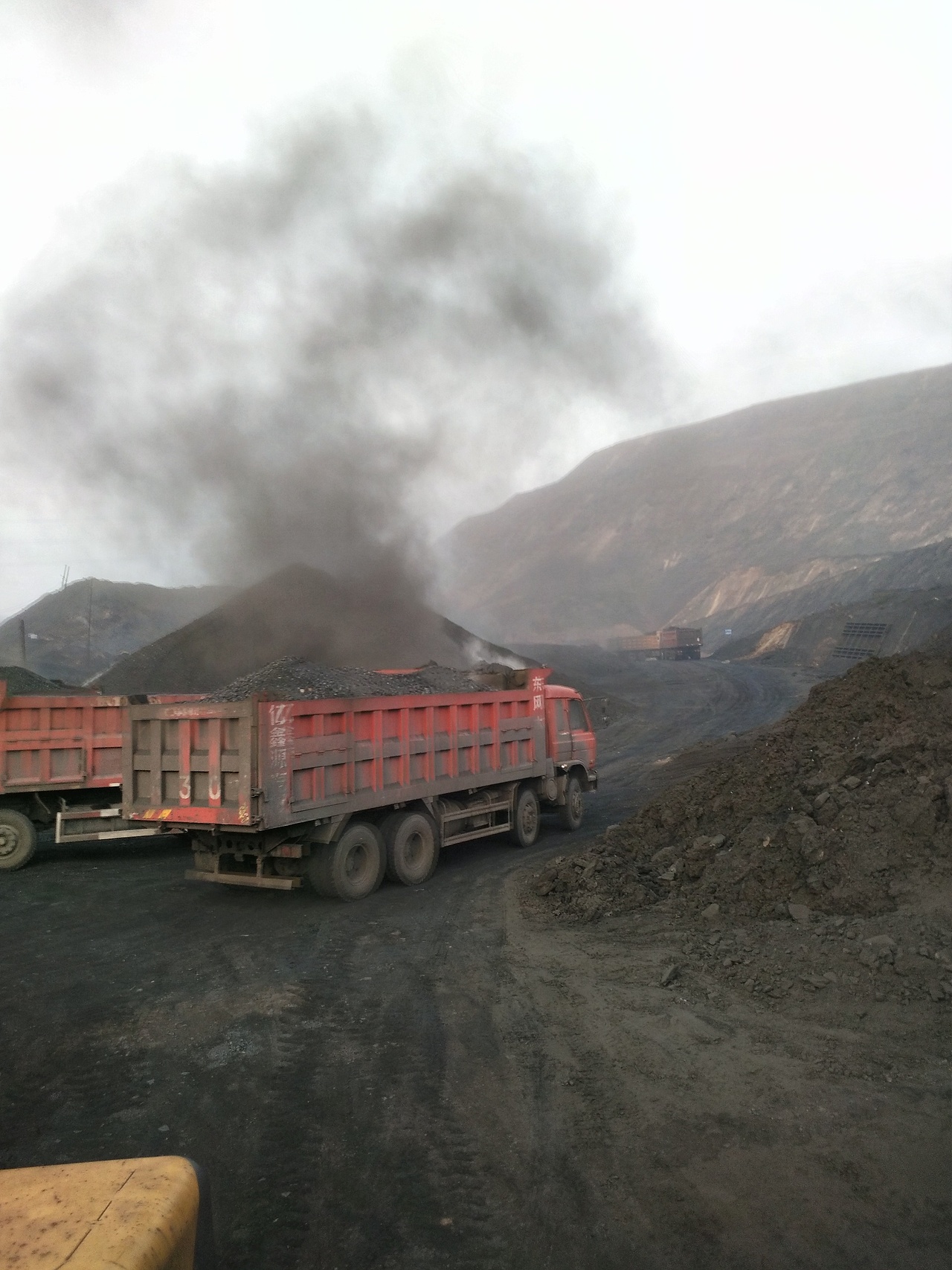 火烧煤炭狼烟四起污染环境