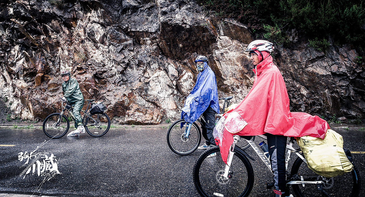 老子在路上最烦下雨了，表情怎么那么淡定呢？