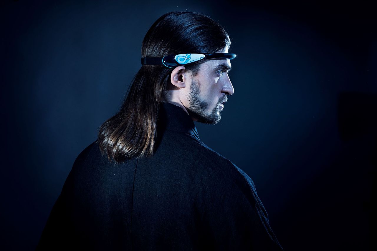 brainlink pro 男模 侧脸 中景