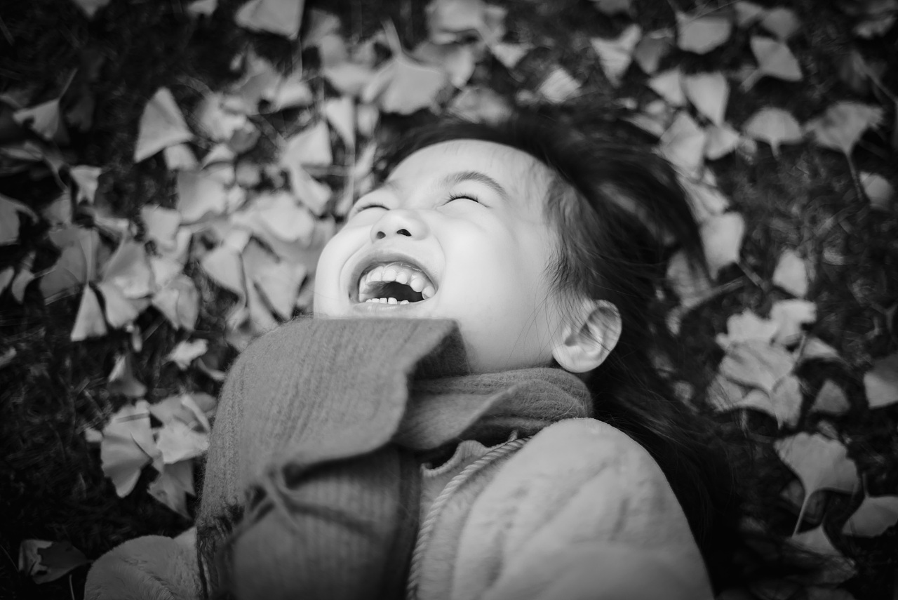 微笑的秋天--黑白篇|摄影|人像|雨非飞 - 原创作品 - 站酷 (ZCOOL)