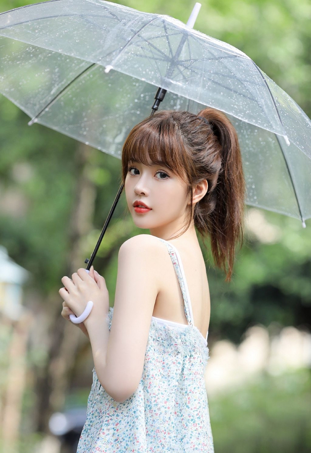 吊带萝莉齐刘海高马尾