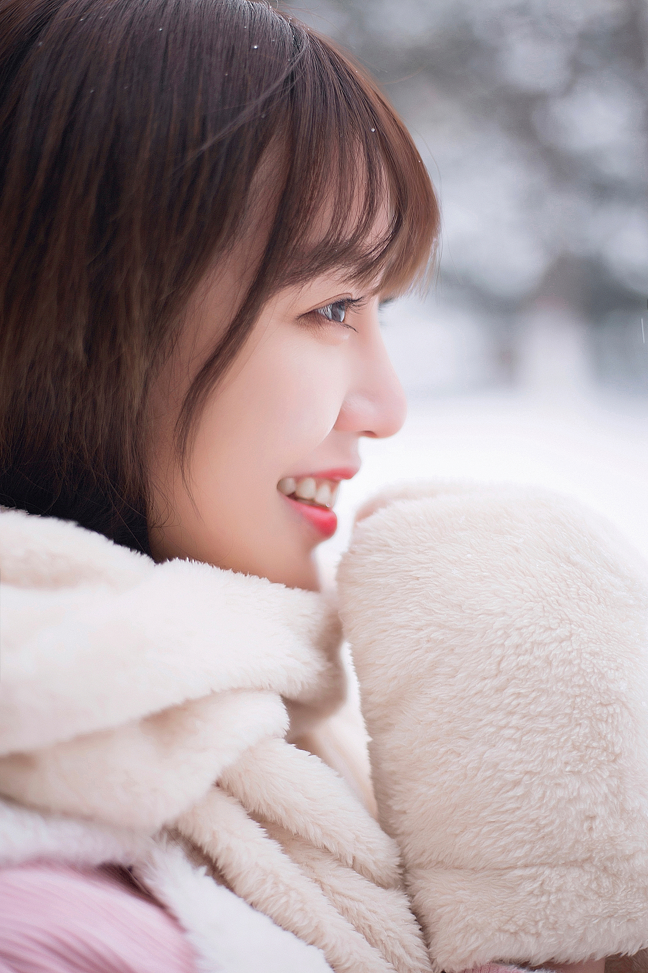 她踏雪而来