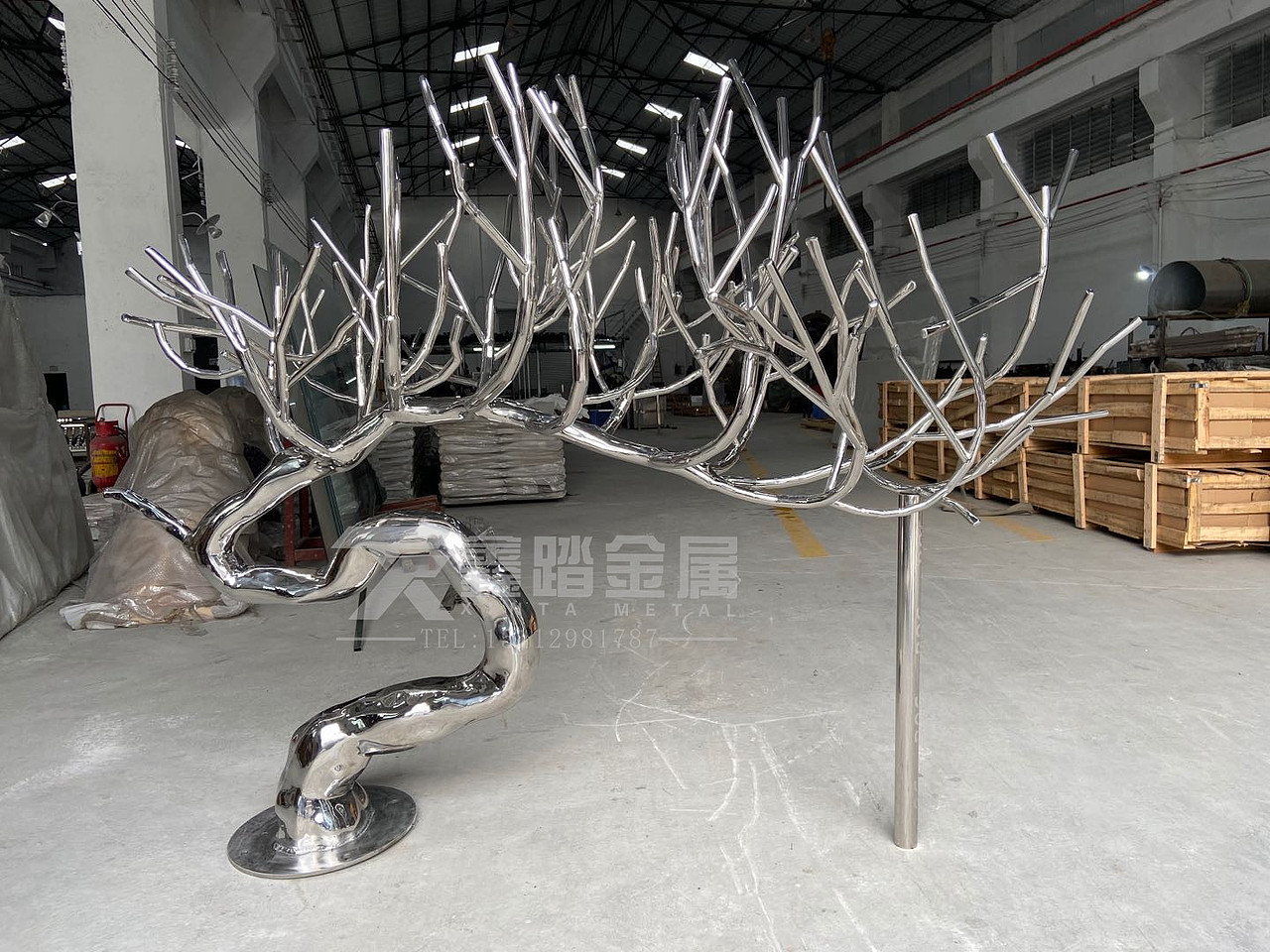 不锈钢树枝雕塑图、镜面与拉丝饰面在景观装饰各展千秋