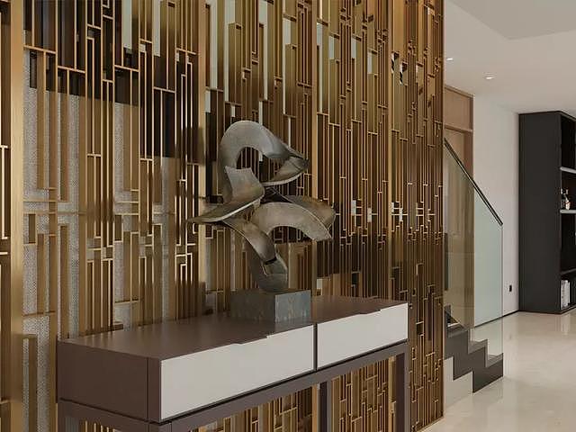 屏风处的铜质雕塑