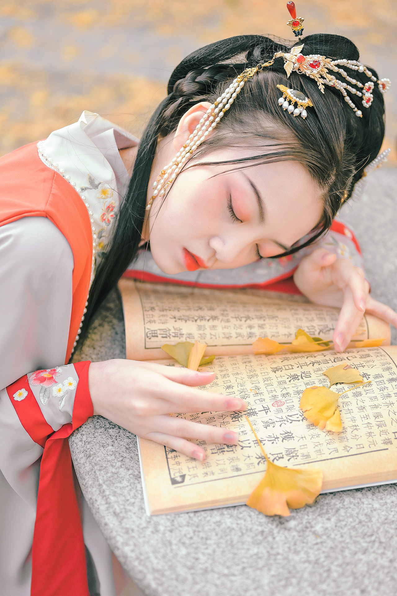 文杏栽为梁，香茅结为宇. 