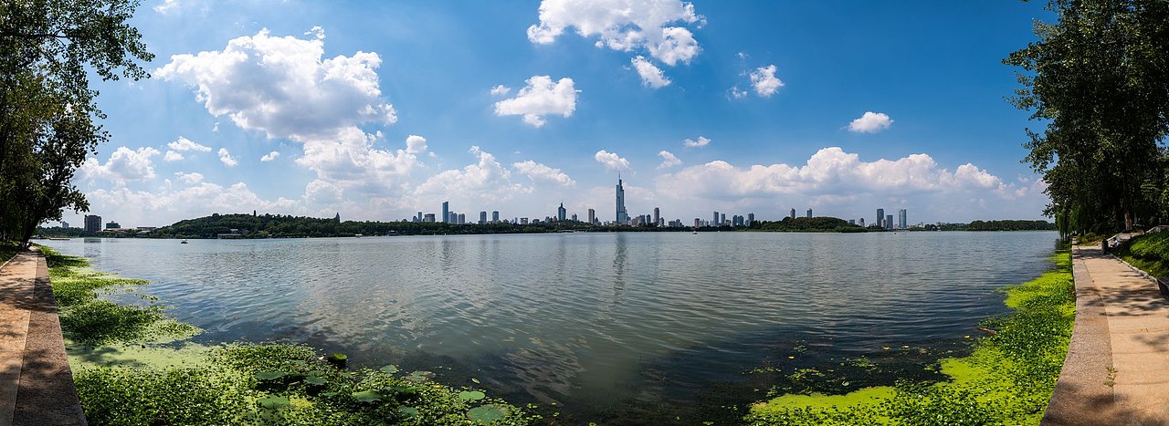 蓝天白云下的玄武湖与远处的城市天际线