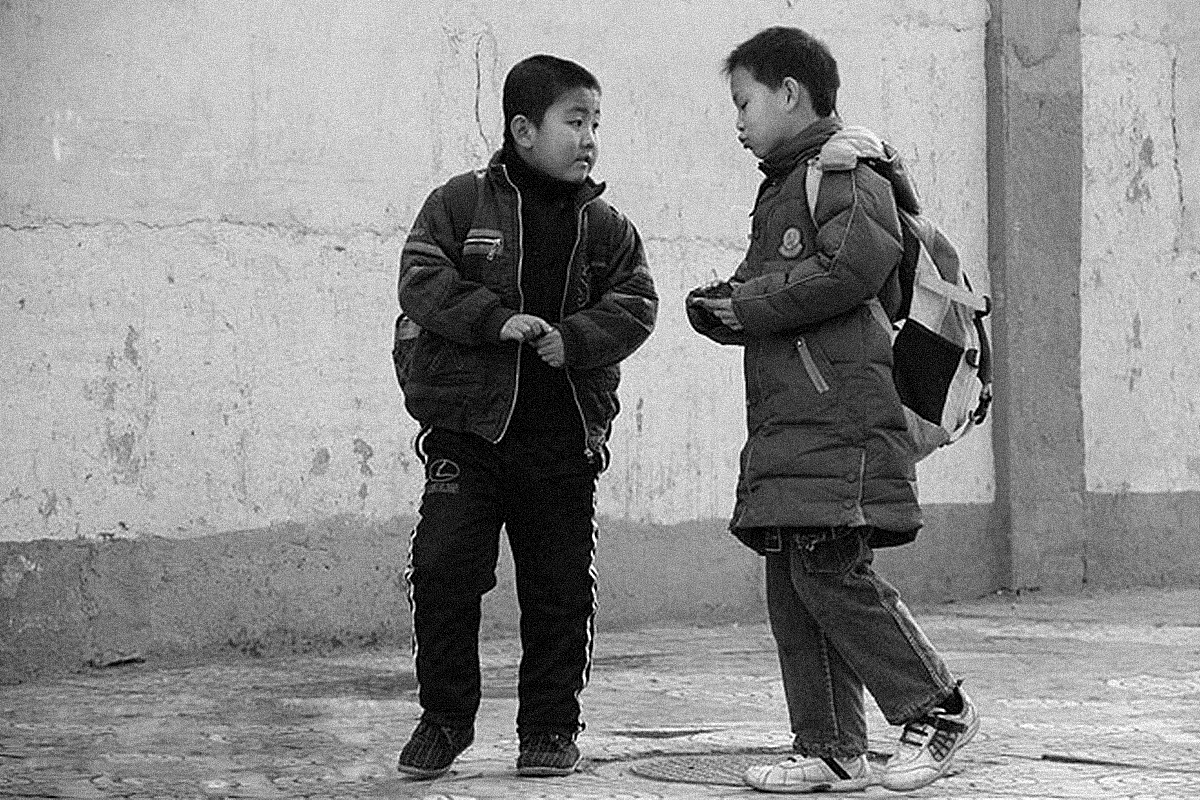 黑白摄影放学路上