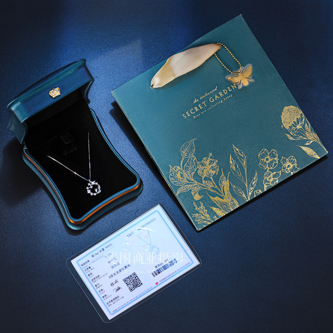 产品摄影，蓝底珠宝饰品场景图拍摄效果展示（图ZMzI0NTczNzgw） - 产品摄影 - 站酷设计师义乌麦图摄影官网原创素材 - 站酷ZCOOL