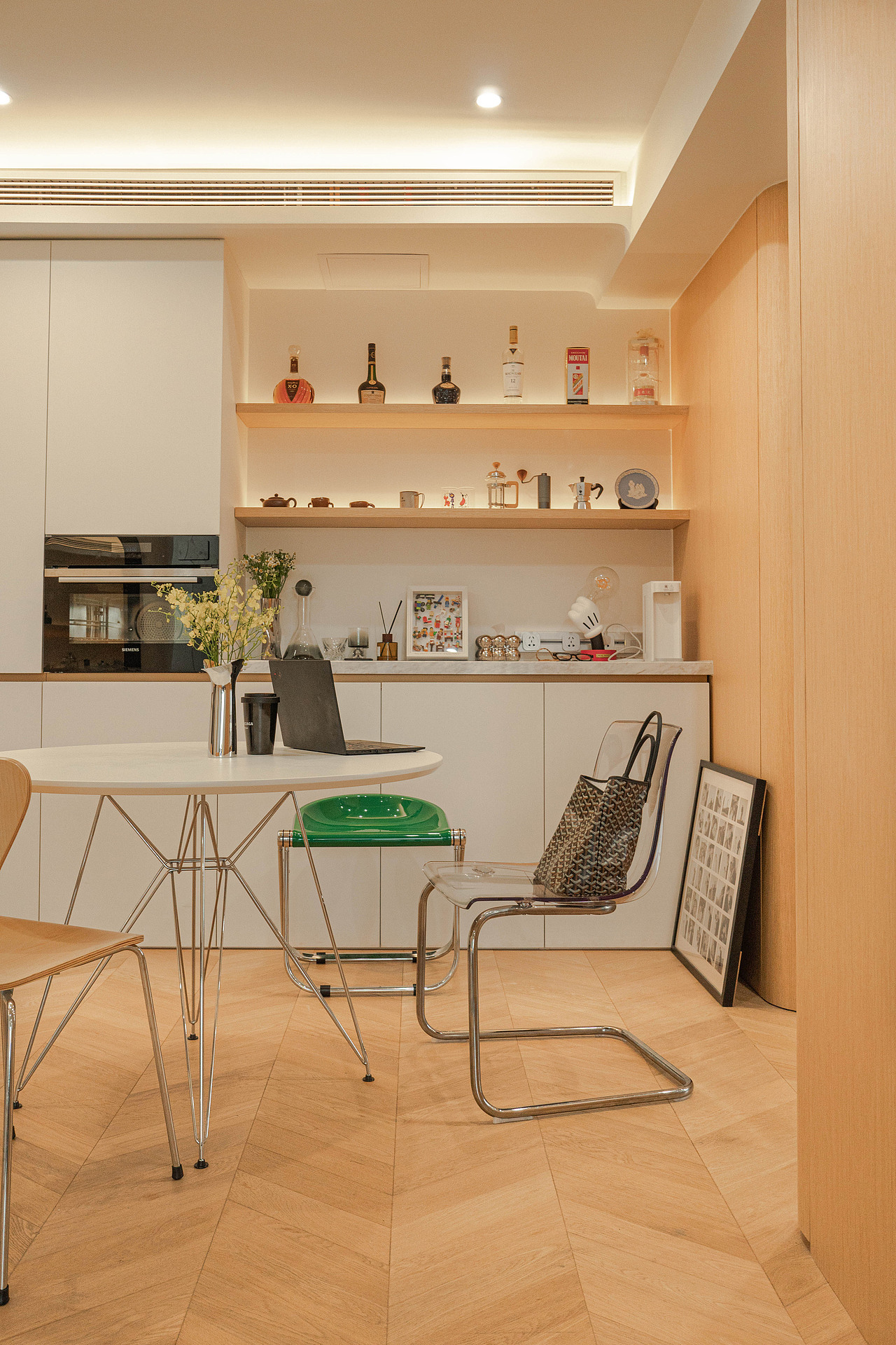 原⽞关拆掉,做成⼀个圆弧形的柜⼦,使平面柔和过渡,⼤⼤弱化了⻔⼝斜墙的感受,大柜子也提高空间的储物率。