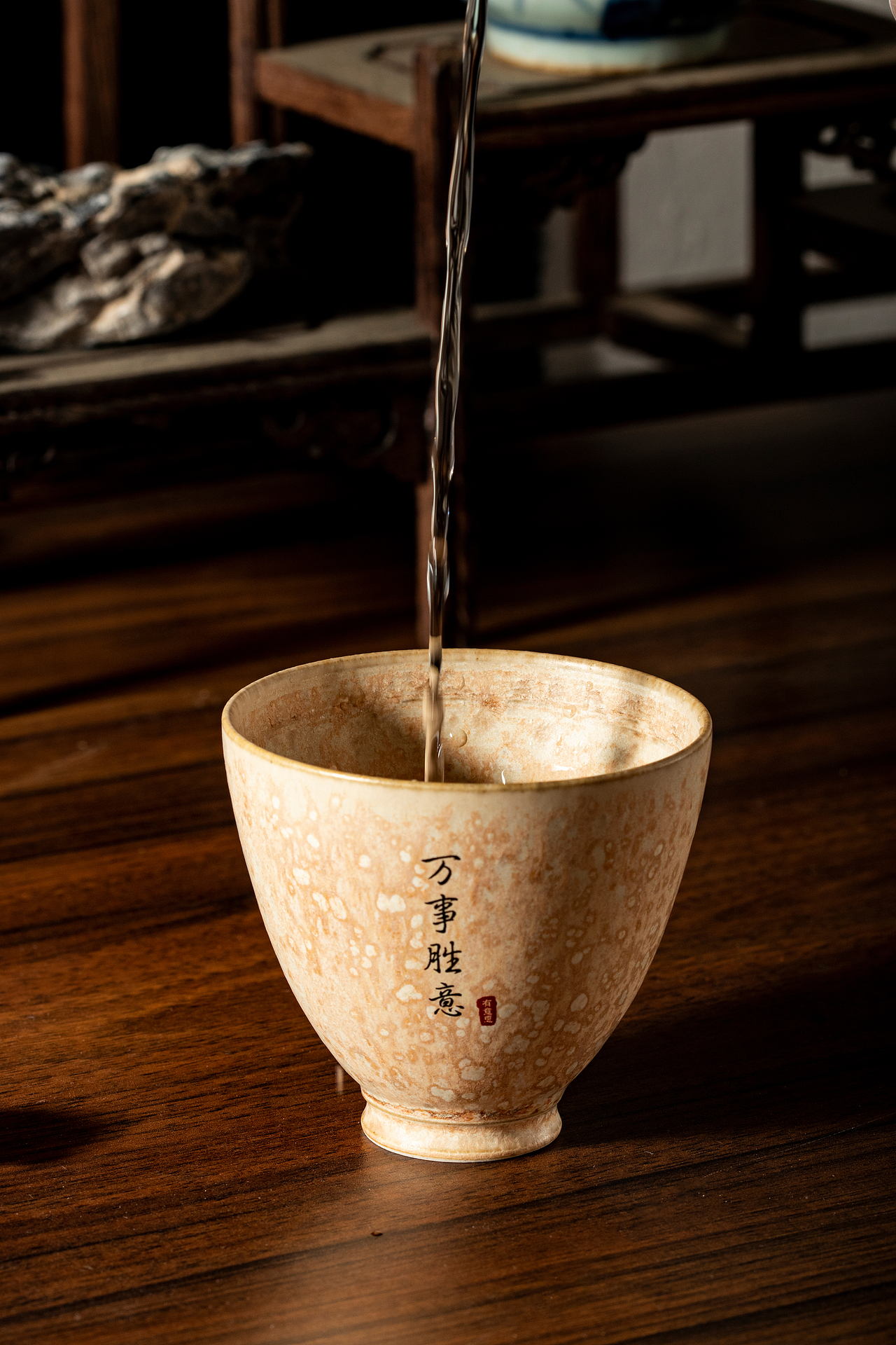 没有茶壶，拿一个大杯子倒水~
