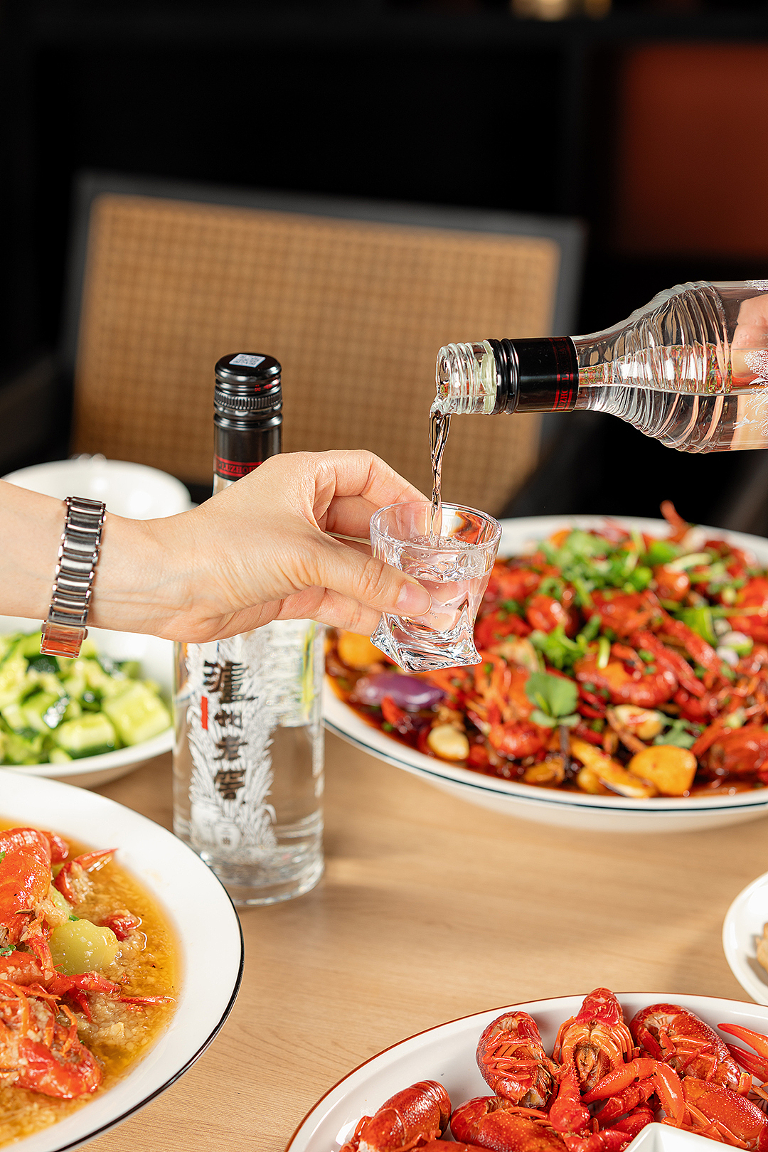 《瀘州老窖——黑蓋》光瓶酒拍攝（圖ZMzYyNTQxNjQ0） - 產(chǎn)品攝影 - 站酷設(shè)計(jì)師山月攝影原創(chuàng)素材 - 站酷ZCOOL