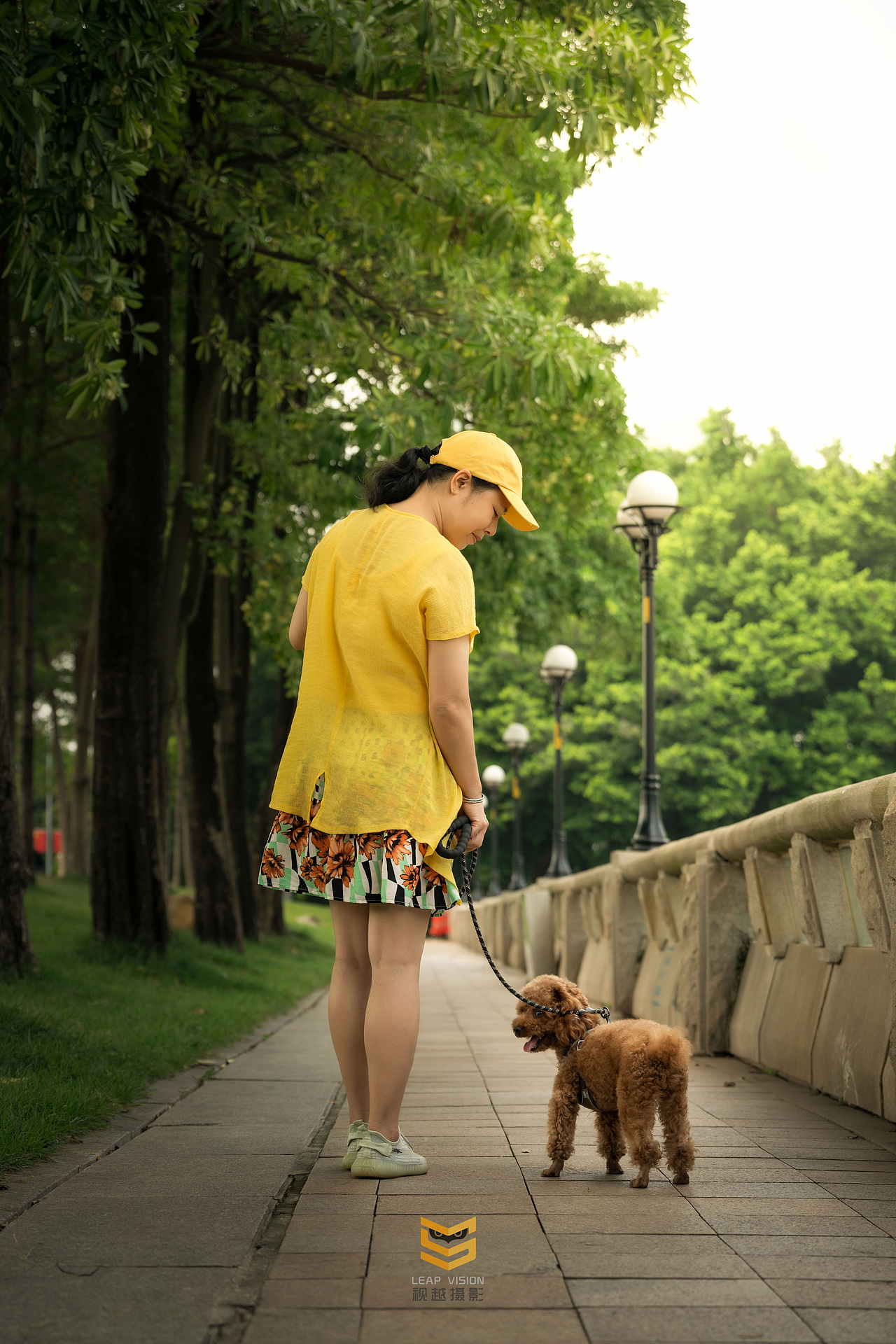 主人帶寵物狗散步（圖ZMzE4NDMxMTQ4） - 寵物攝影 - 站酷設(shè)計師小樣攝影原創(chuàng)素材 - 站酷ZCOOL
