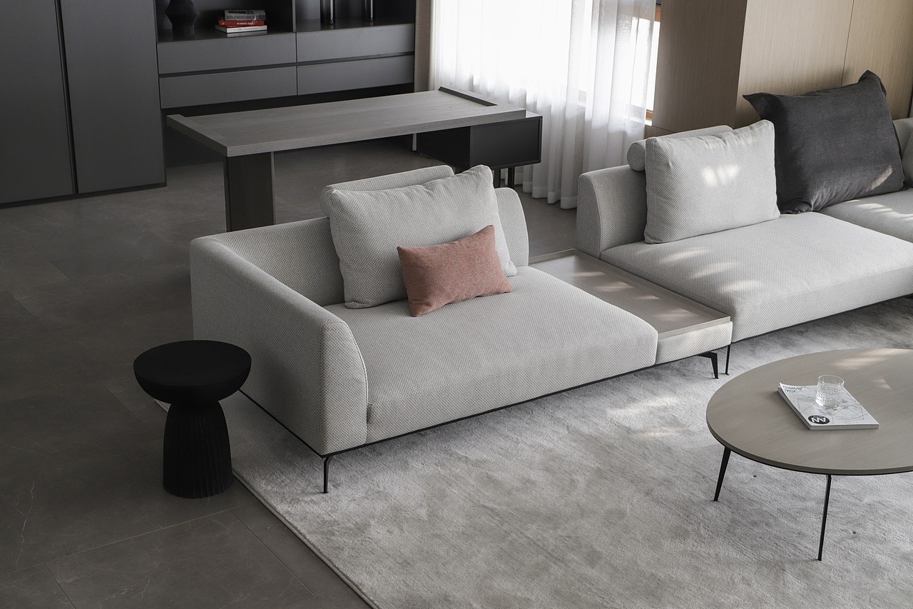 家居空间是屋主自我探索的载体,情感和心理需求的依托. 以营造出温暖而理性的空间,让入住的家人有更多互动沟通的共享空间.