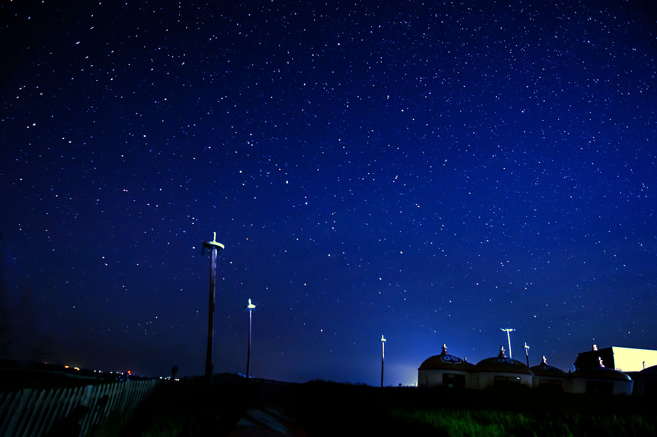 草原上的星星,犹如天空的精灵,照亮了这片神秘的土地。在宁静的夜晚,数着那一颗颗闪烁的星星,感受着自然的韵律,仿佛整个世界都静止了