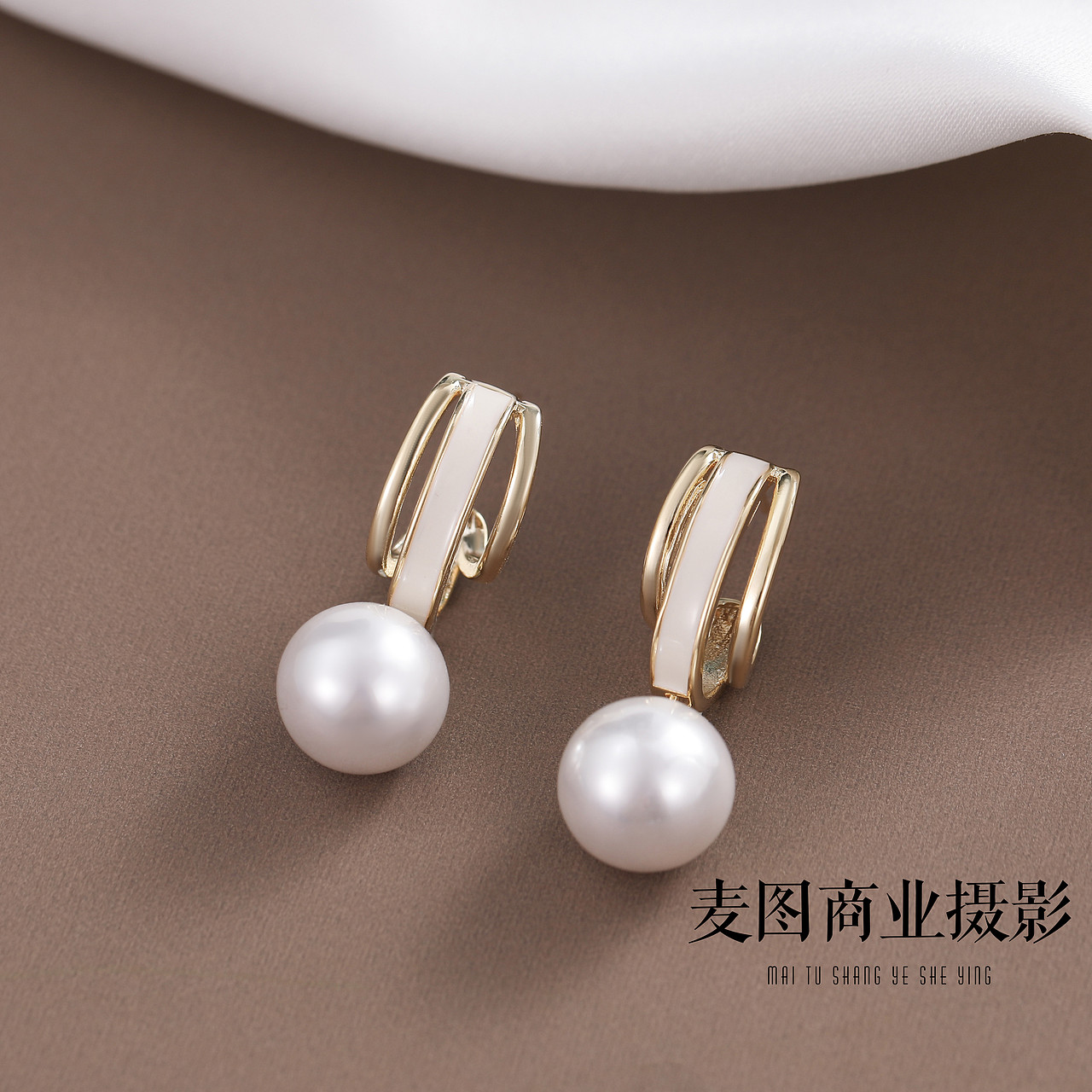 饰品拍摄 小众饰品耳饰静物平铺拍摄珠宝饰品静物拍照（图ZMzY5NzczNzUy） - 产品摄影 - 站酷设计师义乌麦图摄影官网原创素材 - 站酷ZCOOL