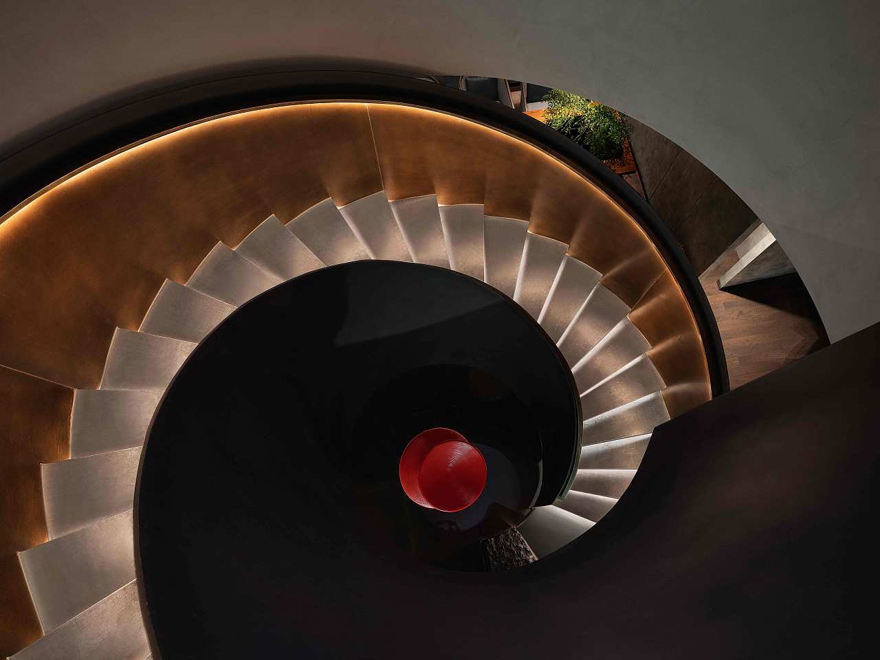 楼梯的色彩是质感的铜色,点缀其间的艺术品,挺立空间内,本身就是一件美学雕塑品。整体质感饱满,一以贯之,令空间极富张力。
