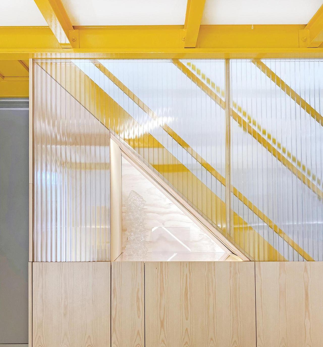 在90cm高的壁橱上方,内置背光线性LED系统将货架转化为展示区,供客户和销售代表对塑料产品进行技术检查。