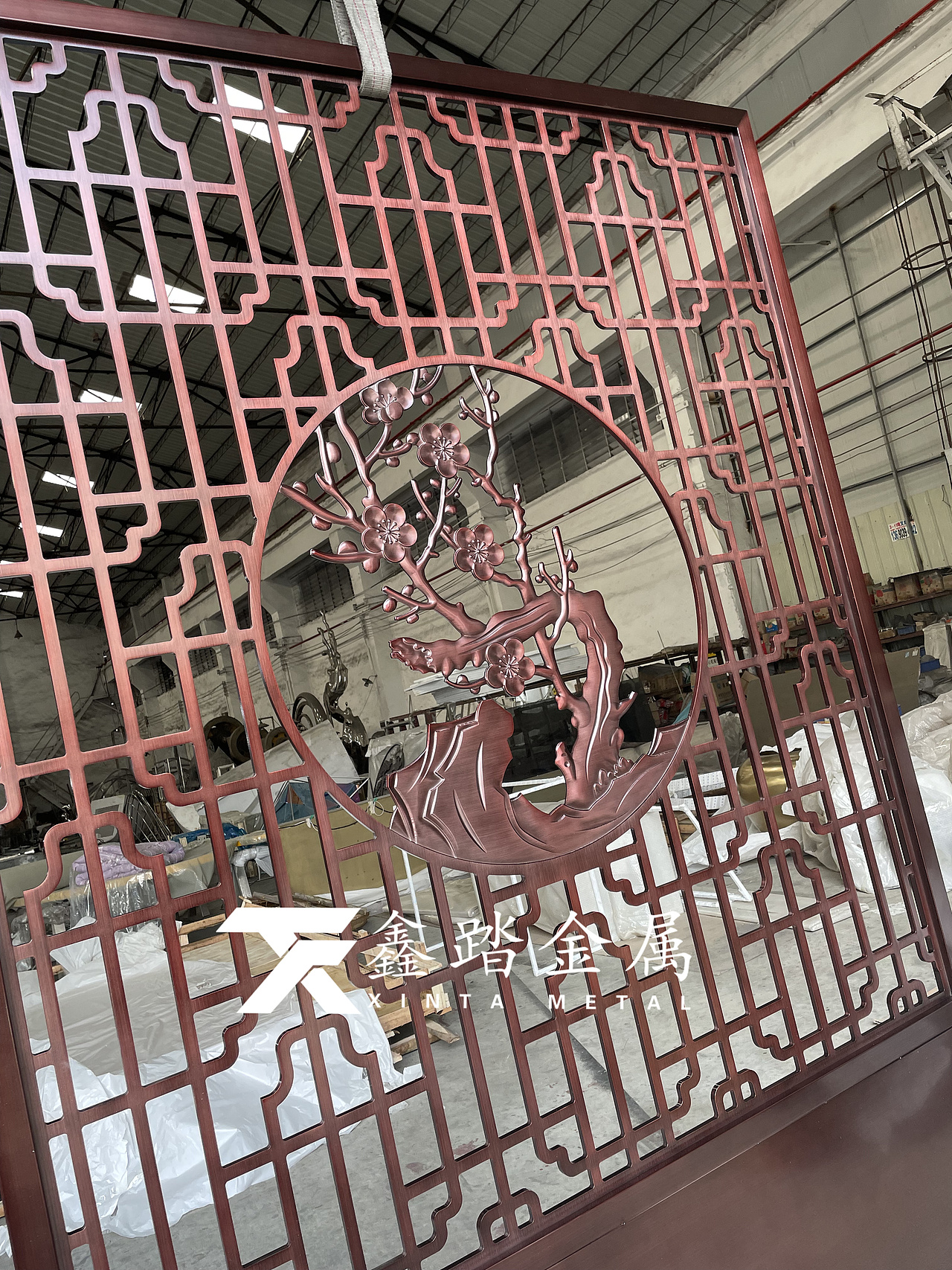 铝艺浮雕梅花造型装饰壁画单面效果体现了艺术气质