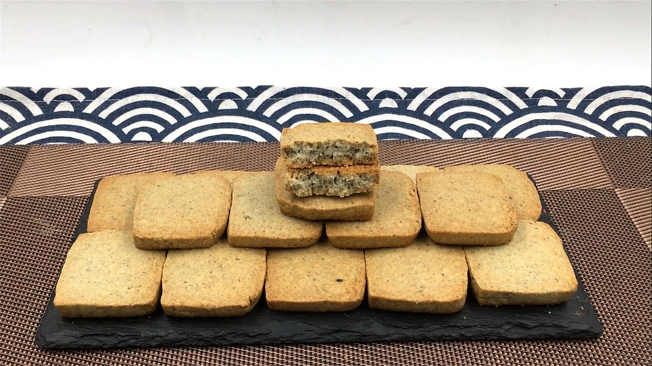 黑芝麻糊饼干,充满浓郁芝麻香气,浓烈而细腻。