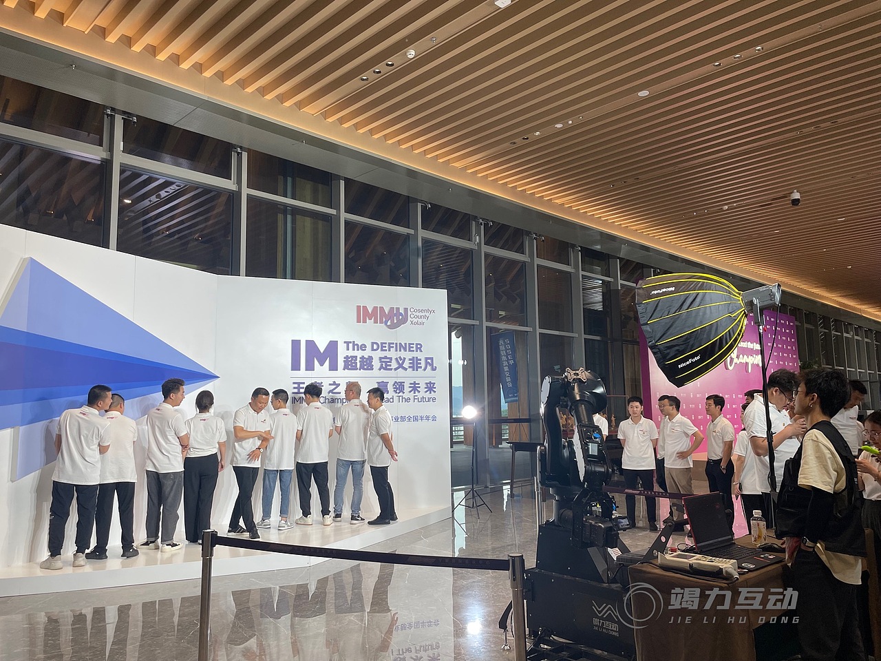 诺华药物年会格莱美机械臂拍照