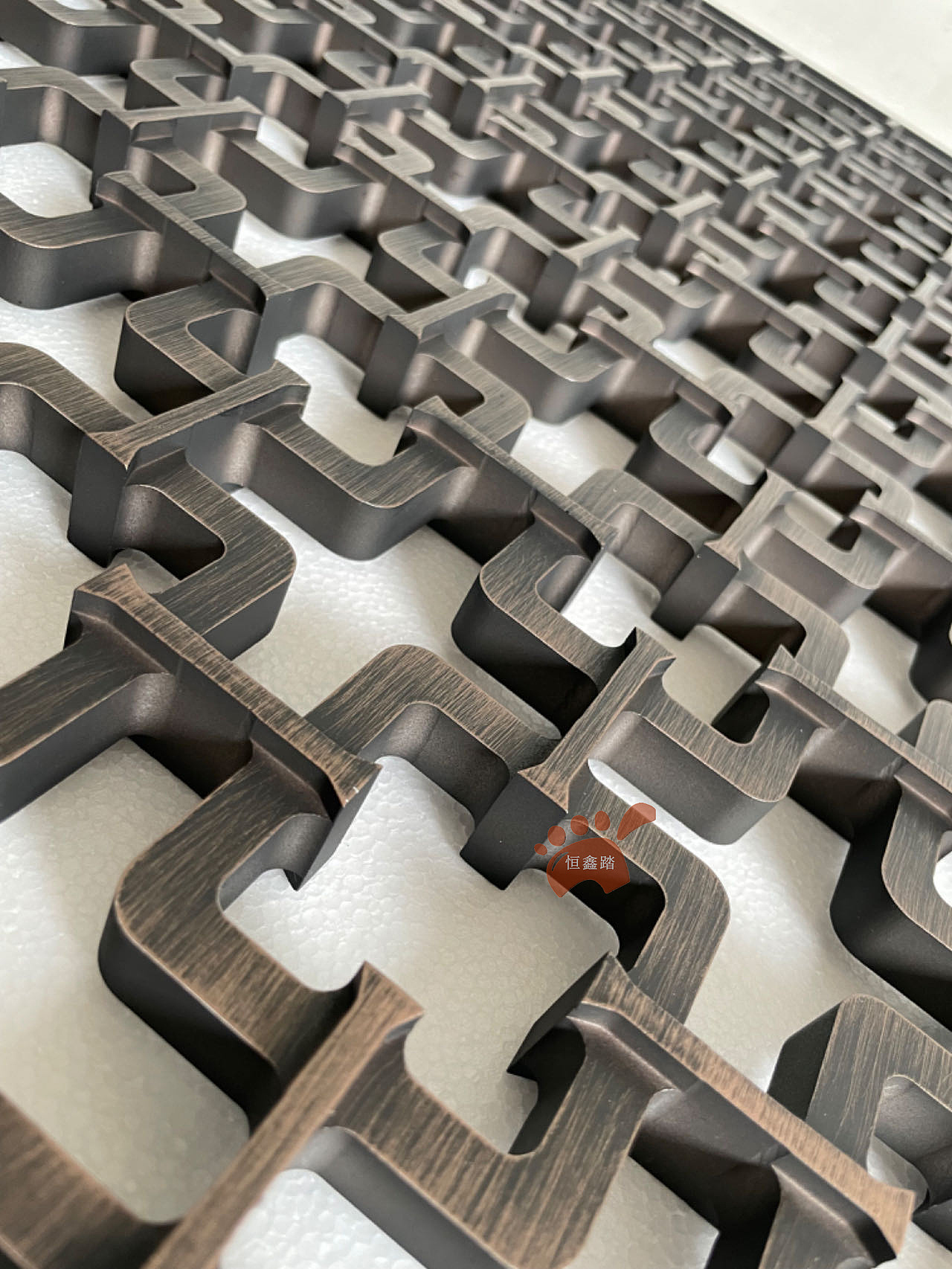 售楼部25厘铝板镂空花格,拉丝红古铜铝板雕刻屏风