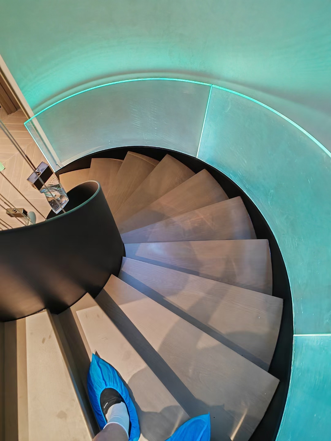 别墅流行轻奢弧形楼梯热弯玻璃扶手