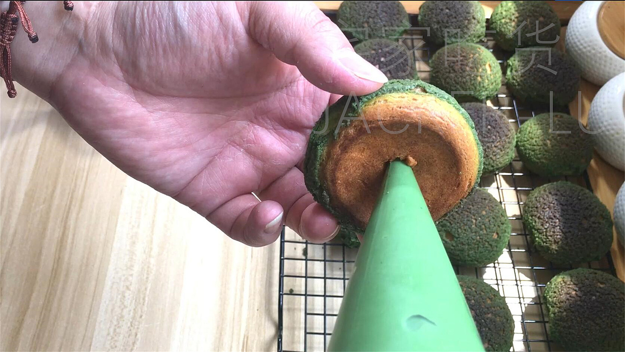 抹茶双色奶油泡芙,丝滑奶油与香醇抹茶,回味无穷。