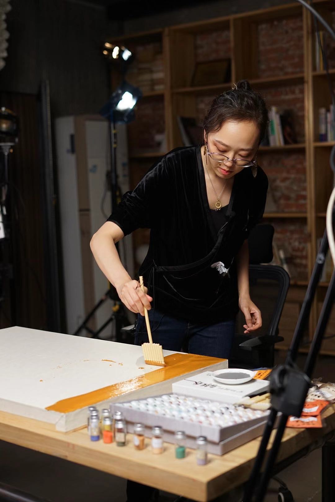 腾讯纪录短片《岩彩艺术家莲羊“点金成画“的浪漫》