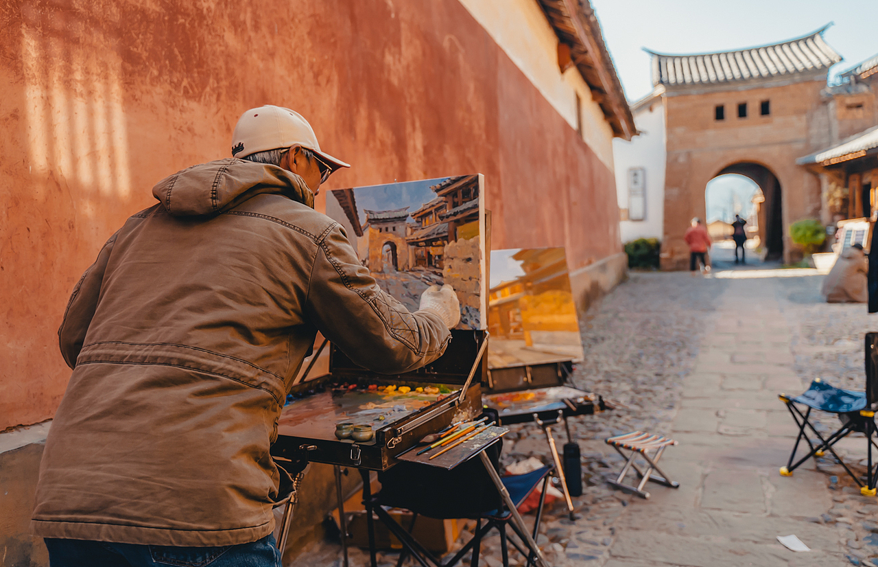 画的优劣,并不能以围观者的数量来定,眼前这位老者,从画中的光影看,定是一大早就在此支起了画架。