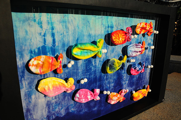 用袜子染得小鱼,背景也是扎染的 算是工艺品吧 哈哈 - 原创作品