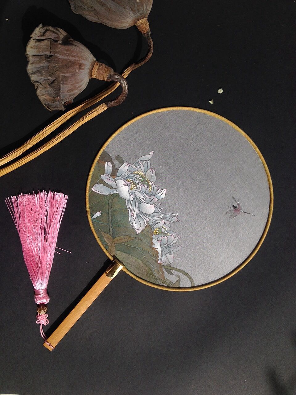 轮如明月尽，罗似薄云穿。无由重掩笑，分在秋风前。