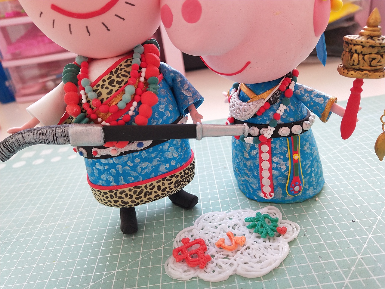 小猪佩奇藏族版定制（图ZMTQzOTg0MDMy） - 工艺品设计 - 站酷设计师安小染手作原创素材 - 站酷ZCOOL