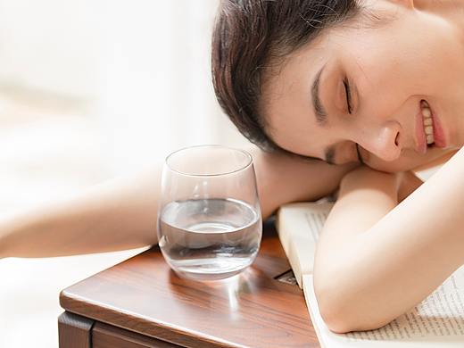 一本书一杯水一个下午